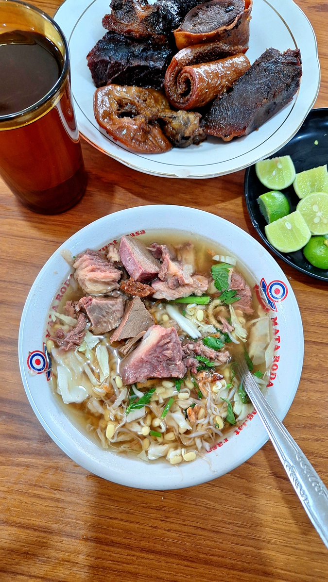 sanitamima's tweet photo. Sarapan terbaik jatuh kepada:

SOTO 😋🫶🏻
📍Soto Pak Sholeh Al Barokah, Tegalrejo
pemberhentian pertama dan jadi pengunjung pertama di sini.
#jogja https://t.co/0VHSBMt5VN