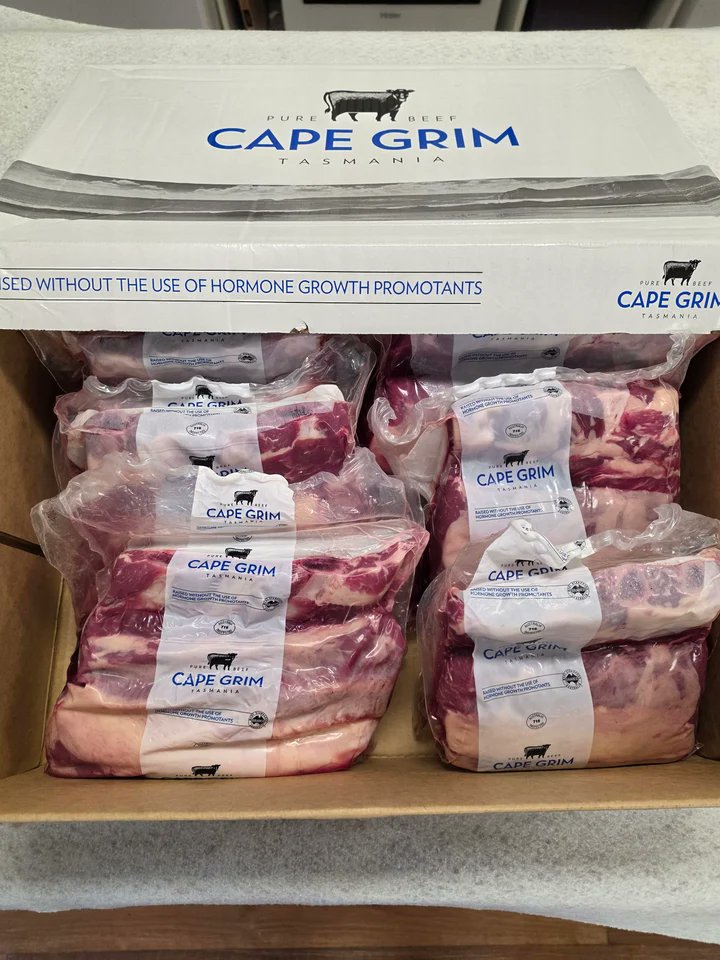 CarnivoreFuel's tweet photo. Bone-In Ribeye isn’t one type of steak.

1. Free Rein: from $44/kg
2. Riverine: MB2+
3. Cape Grim: grass-fed &amp; finished

Same rib section. Very different beef.

https://t.co/ZBiYfvQRE5 https://t.co/IRxfTD2v2L