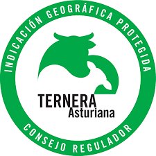 Marcoslrua's tweet photo. SI DEFIENDES LA PROTECCIÓN DEL LOBO, QUE TAMBIÉN SE NOTE EN TU CESTA DE LA COMPRA.

La coherencia conservacionista no puede quedarse en una publicación en redes sociales, en una protesta o en una declaración de buenas intenciones. También se demuestra con nuestras decisiones cotidianas, incluido aquello que elegimos comprar.

Si determinados productores ganaderos, organizaciones agrarias o sindicatos rechazan la protección del lobo y presionan para que se permita matarlo, tenemos todo el derecho a plantearnos si queremos seguir comprando sus productos como si sus posicionamientos no tuvieran ninguna importancia.

Nuestro dinero también transmite un mensaje.

No tiene sentido lamentar la persecución del lobo mientras financiamos, con nuestras compras, a quienes defienden políticas contrarias a su conservación. No podemos exigir respeto por la biodiversidad y después actuar como si las decisiones de quienes producen lo que consumimos fueran irrelevantes.

El consumidor tiene derecho a conocer, valorar y cuestionar las posiciones públicas de los productores. Y también tiene derecho a elegir alternativas cuyos responsables sean compatibles con sus principios éticos y ambientales.

Esto no va de atacar a todo el sector ganadero ni de señalar a nadie por su profesión. Va de distinguir entre quienes aceptan la convivencia con la fauna salvaje y quienes convierten la presencia del lobo en una justificación permanente para reclamar su persecución y su muerte.

No se puede defender la biodiversidad de palabra y contribuir económicamente a quienes trabajan para debilitar su protección sin asumir esa contradicción.

El lobo no es una propiedad de los ganaderos, ni una especie que deba desaparecer porque resulte incómoda para determinados intereses. Es una pieza fundamental de nuestros ecosistemas y su conservación responde a un interés general que está por encima de cualquier pretensión de exclusividad sobre el territorio.

Por eso, informémonos sobre el origen de los productos, conozcamos las posiciones de quienes los elaboran y apoyemos a quienes apuestan por la convivencia y la prevención, no por las balas como respuesta al conflicto.

No se trata de imponer nada a nadie. Se trata de ejercer nuestra libertad como consumidores con responsabilidad y coherencia.

Porque cada compra es una elección. Y cada elección puede acercarnos al mundo que queremos o contribuir a mantener aquel que rechazamos.

POR LA PROTECCIÓN DEL LOBO. POR LA BIODIVERSIDAD. POR LA COHERENCIA.

Que no solo hablen nuestras palabras. Que también hablen nuestras decisiones.

👉🏻Pero son más quienes rechazan la protección del lobo y piden controles letales.

👉🏻Más en comentarios.