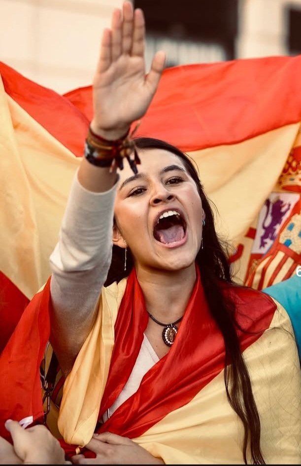 Ambros_i_a's tweet photo. Saludo fascista.  El de Hitler. 
Que esta chica algún día tenga que sentir vergüenza . Ella se lo ha buscado.
Es el saludo de los asesinos de un genocidio. https://t.co/EF8RxKbrIu