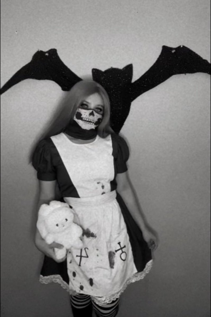 missbatyy's tweet photo. A combined cosplay hahah. 
Alice💙
#cosplaytwt #cosplay https://t.co/XL4L2yagE0