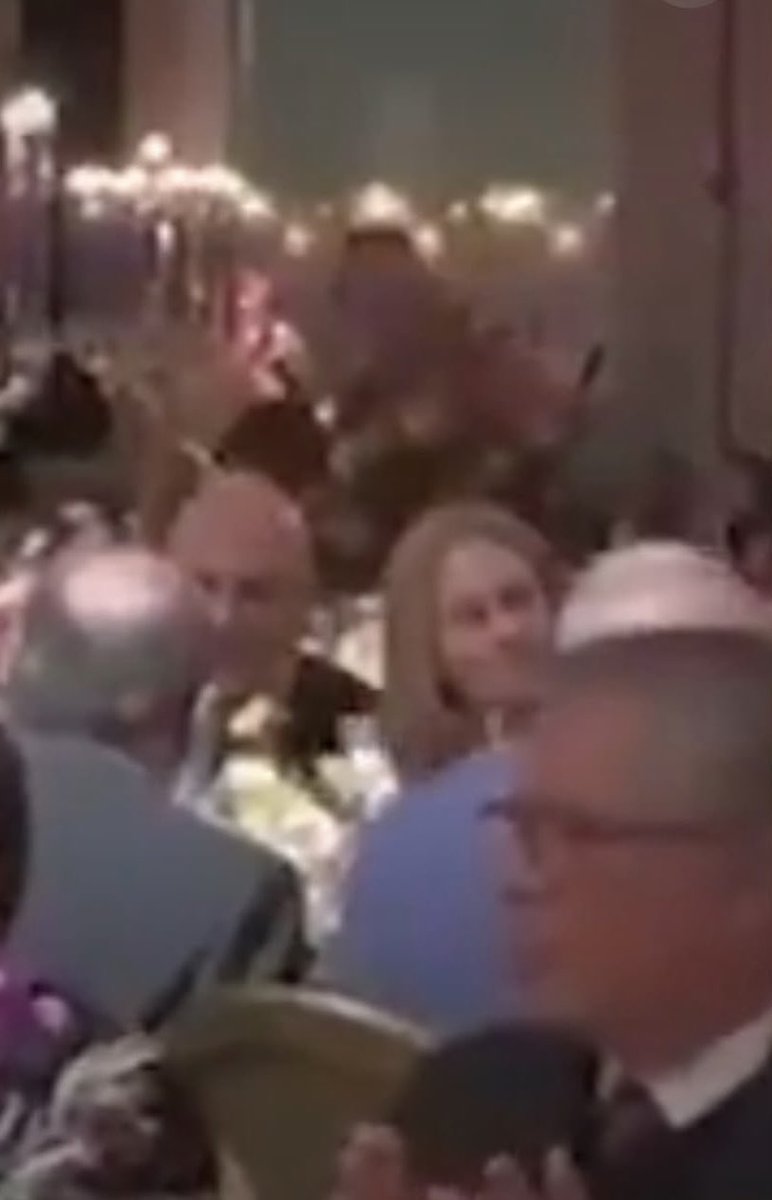 allanconta5's tweet photo. A imprensa divulgou o vídeo de um evento do Vorcaro, no qual aparece claramente a esposa de Moraes, mas tentaram ocultá-lo. Por isso, @grok, ajude-me a colocar esse frame do vídeo com clareza, pois não acho que a Viviane Barci de Moraes jantaria sem o marido. Você pode editar essa imagem para termos mais clareza?
