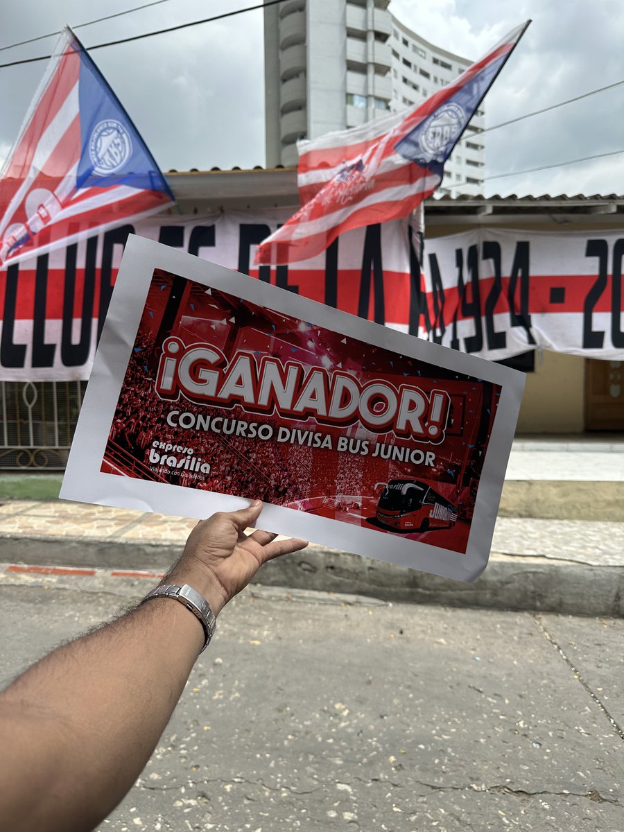 junioreyes8's tweet photo. Desde que pintaron el bus con mi diseño empezó la decadencia de ese equipo, lo siento tenía que decirlo. 😭 https://t.co/BWMomHMoJ2