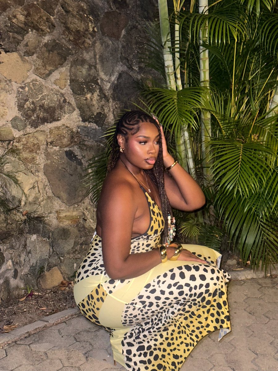 QUEEN___chink's tweet photo. Quick pose for the camera 🙂‍↕️✨ https://t.co/W6REKye387