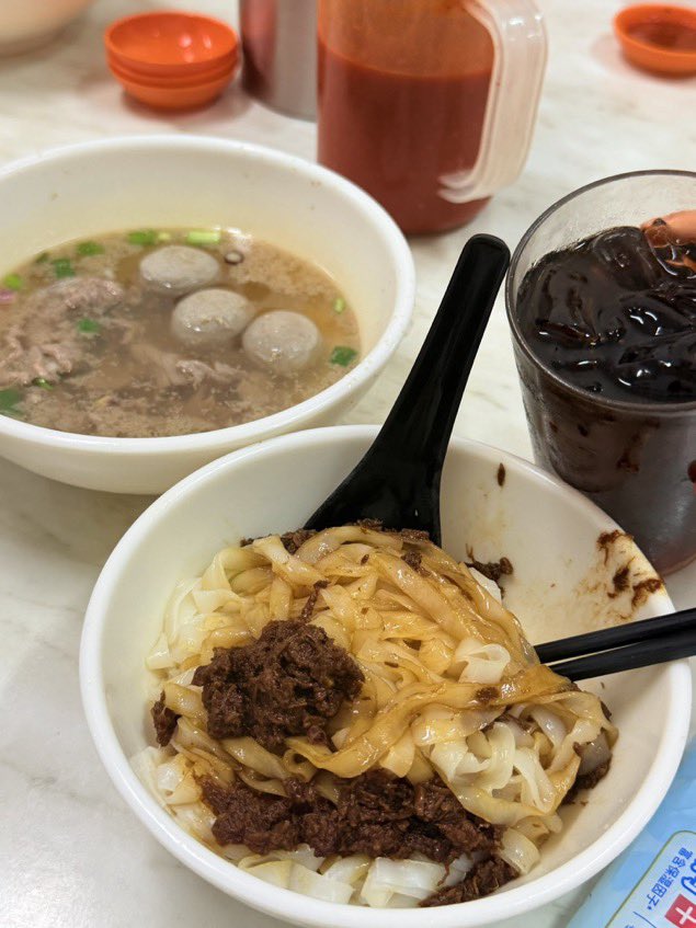 EvaCmor_e's tweet photo. 新加坡住宿太贵了
连夜跑到了马来西亚

包车到马来西亚还好
没有传说中的黑警
过关需要的时间有点长
从新加坡到马来西亚用了5个半小时
到酒店已经凌晨3点多

今天开始逛吃逛喝的一天
感觉马来西亚的朋友们太热情了
各种饭局已经安排好了 https://t.co/0L0mlR9C0u
