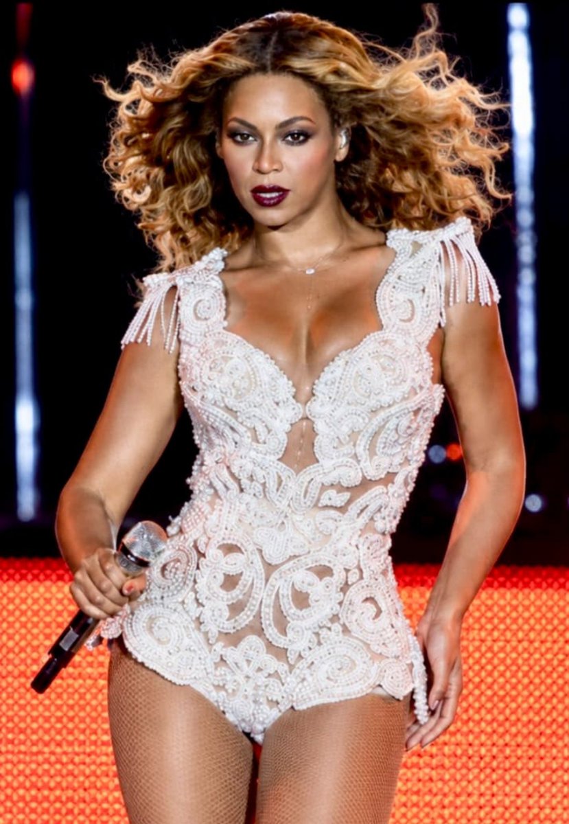 cluBEYBR's tweet photo. Novas imagens da Beyoncé durante os shows em São Paulo e no Rio de Janeiro https://t.co/0RWm3EQiI1