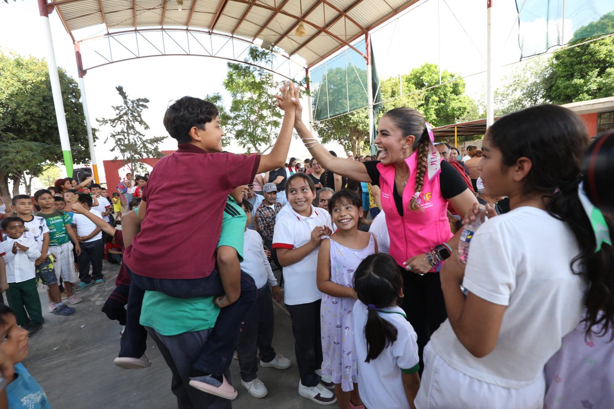 AlTiempoDgo's tweet photo. ⭕️ #AlTiempo || @Marisol_rosso lleva paquetes alimentarios a comunidades afectadas por las lluvias en Gómez Palacio y anuncia un nuevo comedor escolar https://t.co/hLzL7ketSW https://t.co/9XwC79kEmR