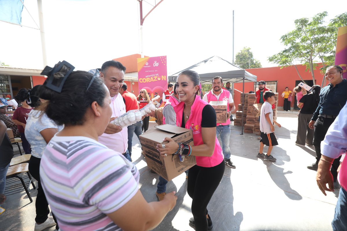 AlTiempoDgo's tweet photo. ⭕️ #AlTiempo || @Marisol_rosso lleva paquetes alimentarios a comunidades afectadas por las lluvias en Gómez Palacio y anuncia un nuevo comedor escolar https://t.co/hLzL7ketSW https://t.co/9XwC79kEmR