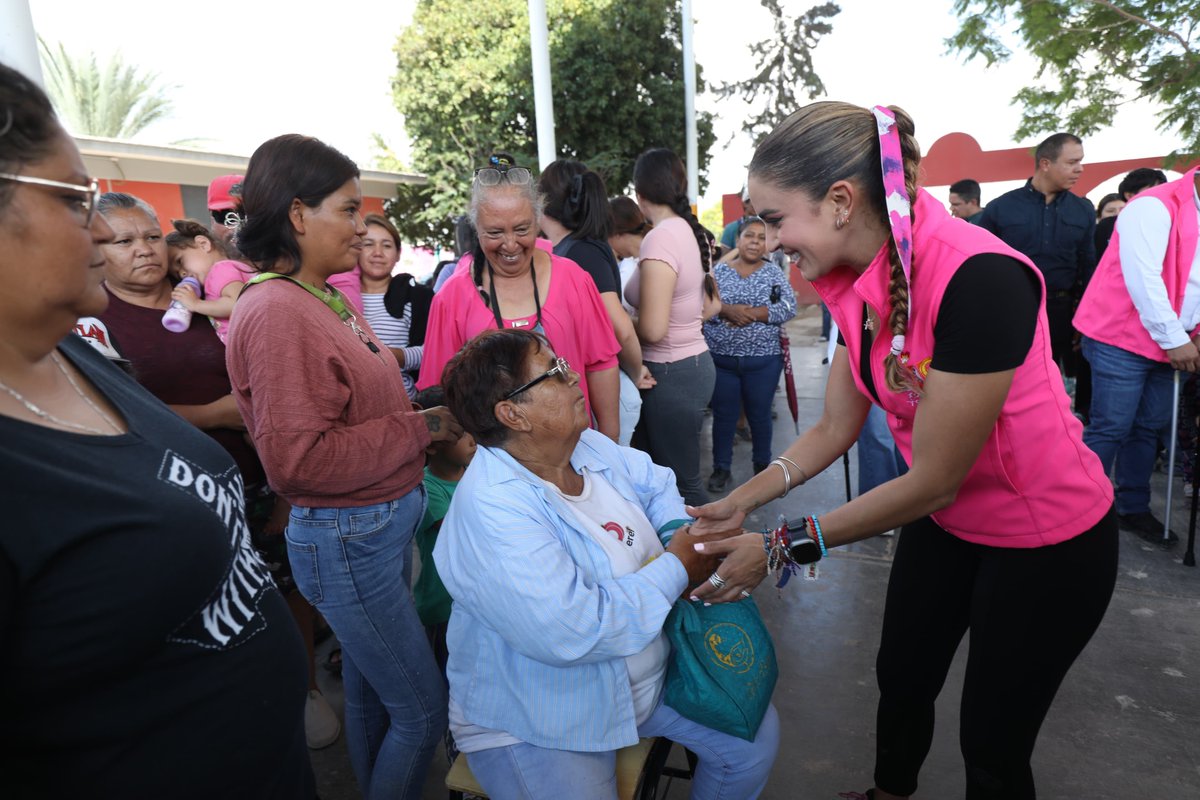 AlTiempoDgo's tweet photo. ⭕️ #AlTiempo || @Marisol_rosso lleva paquetes alimentarios a comunidades afectadas por las lluvias en Gómez Palacio y anuncia un nuevo comedor escolar https://t.co/hLzL7ketSW https://t.co/9XwC79kEmR