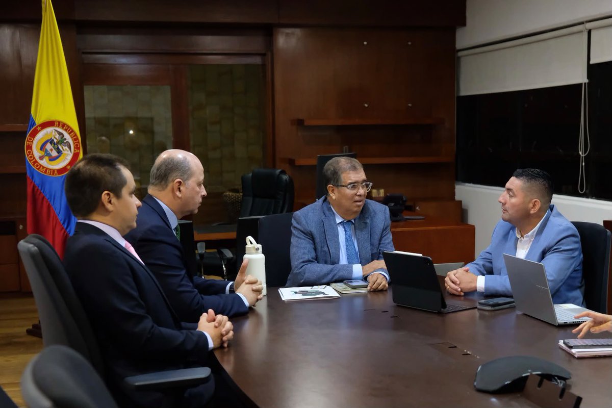 MarcosDanielPG's tweet photo. ¡La riqueza natural de Chiribiquete merece toda nuestra atención y compromiso!

Con el ministro de Ambiente y el gobernador del Guaviare, trabajamos en acciones para proteger este Parque Nacional Natural y articular esfuerzos que permitan avanzar en su conservación.
@fabio_arjona @YeisonRojasGob