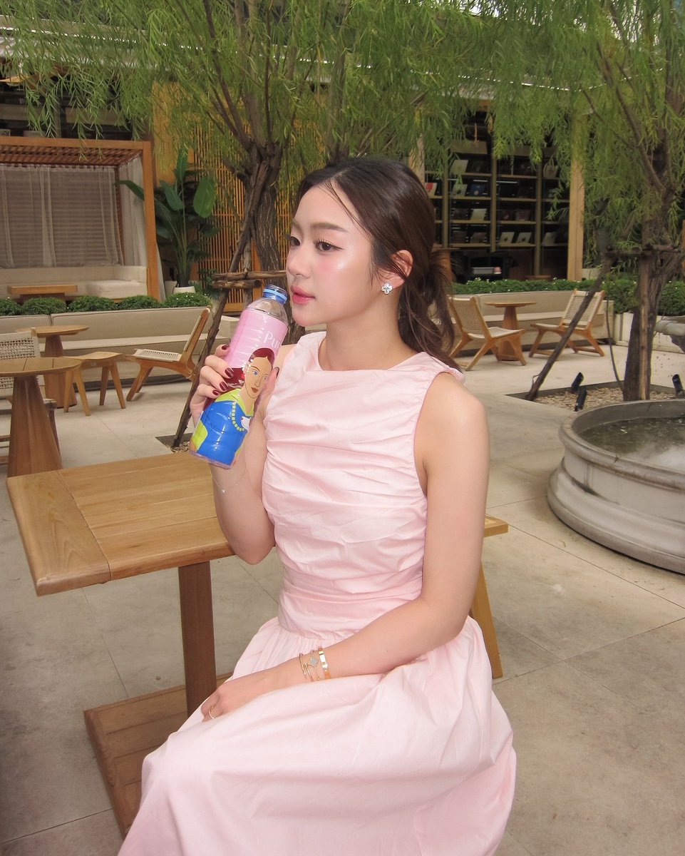 3Scorpios11's tweet photo. นั่นแน่ะ เมื่อ2ปีที่แล้ว เป็น influencer ให้แบรนด์เฉยๆ มาถึงตอนนี้ได้เป็น PRESENTER Purrá แล้ว น้องหมิวเกั่งที่สุดเลย ความพยายาม และ ความตั้งใจของหนูตลอดมา วันนี้มันเกิดผลแล้วน้าาา☺️ภูมใจจิ๋วจัง🩵
แล้วเมื่อก่อนตอนมี Baby fat นะ ยิ่งหมวยยยยยย☺️🤏🏻 น่าฟัดแก้มมม
#PurraMineralWater
#TheFinestfromWithin
#หมิวณัชชา #MiuNatsha