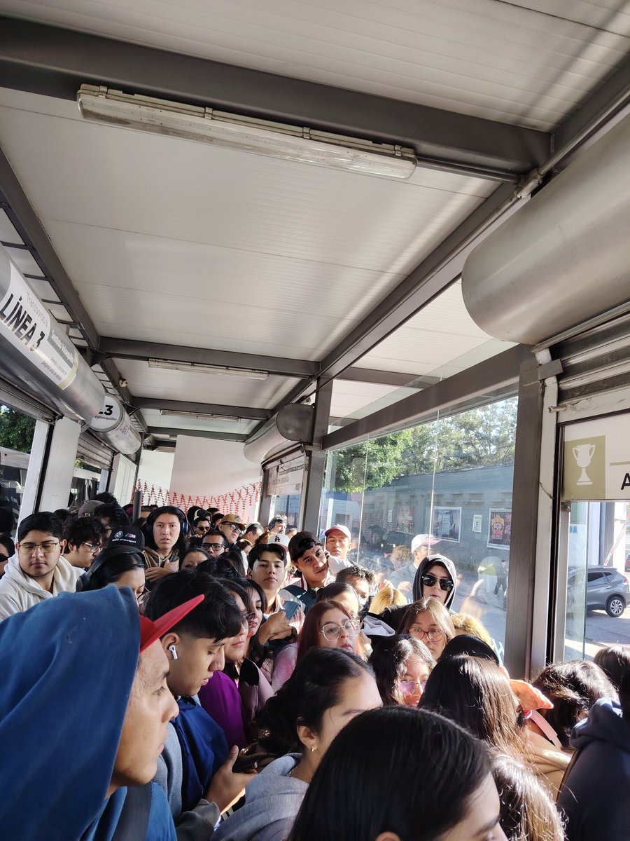 MeliVal0's tweet photo. No @armentapuebla_ no queremos un cable bus, queremos más y mejores unidades del ruta, más seguridad y mejores calles, ese cablebus es solo un capricho tuyo desde tu privilegio 🫩 (fotos en hora pico en una línea del ruta) 
#NoAlCablebus https://t.co/12S6lmxh5U
