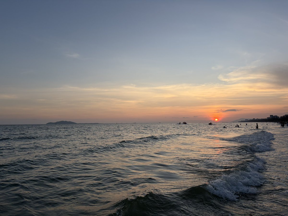 KIKHCZ's tweet photo. 也是看到日落了，还没有看过日出，起不来，也要早起去海边看一次 https://t.co/gZAFi0QCx8