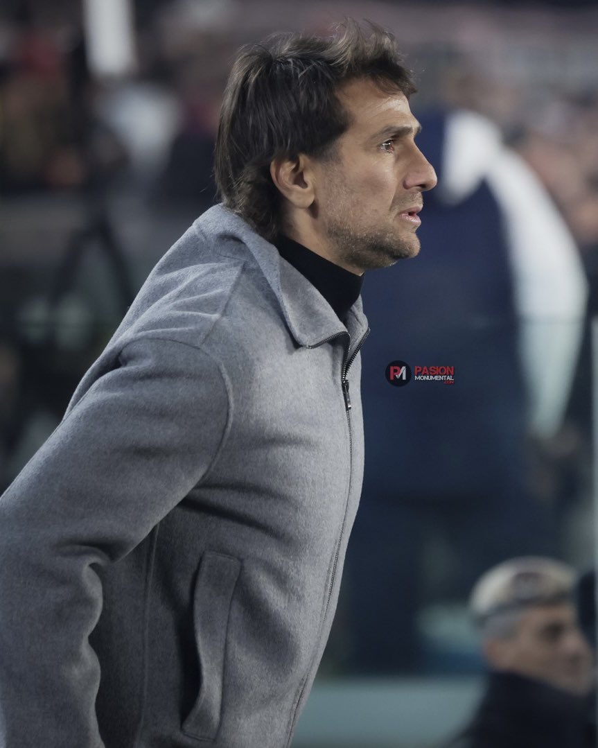 pmonumental's tweet photo. 🗣️ “Lo importante es que creamos situaciones, el juego lo tenemos. Voy a seguir insistiendo sobre lo que tenemos. Hay que entrenar y ser eficaces para que los partidos nos sean más cómodos”.

✍🏻 Leonardo Ponzio en conferencia de prensa. https://t.co/HbiWVr41i0