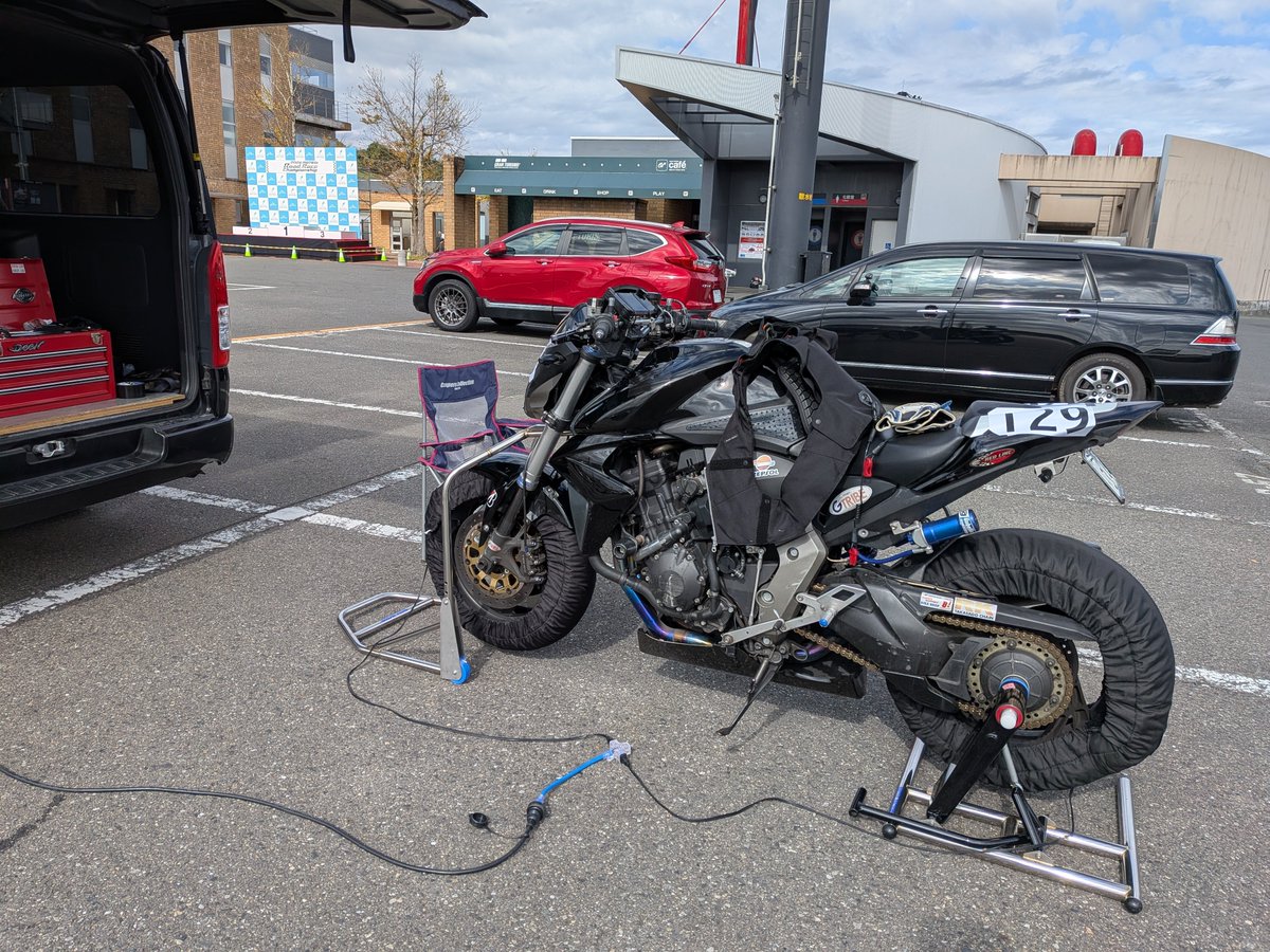 Okahonda's tweet photo. 今日はもてぎ。知り合いに誘われてカワサキ走行会。アウェー感ハンパ無いですが何のバイクかわからないので大丈夫でしょう。 https://t.co/eREOw3kGJY