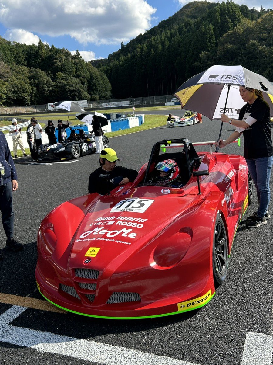 techworld2002's tweet photo. 🏁 MEC120岡山 レースレポート2🏁

今回はテックワールドから2台のVITAが参戦！

35号車
まこと君グラホ号テックワールド
MAKOTO選手 、妹尾選手はVITAポールからAma-Amaクラス優勝（VITA総合2位)でレースを終えましたが、もう一台の115号車も無事に完走しました😌

115号車
メメ いちご屋ROSSO テックワールド
NAO選手@ep82starlet_nao 
助野 光選手@motasuposuke 

【予選】
VITA総合P18/22  クラス P10/14

【決勝】
VITA 総合 P19
Ama-Ama クラス P12
完走🏁

こちらは長いレースを最後までしっかり走り切って完走！

テックワールドでは、

「本気で勝ちたい！」

というドライバーには、勝つためにとことん向き合います

一方で、

「レースを楽しみたい！」
「仲間と一緒にサーキットを楽しみたい！」

という方にも、その人に合った形でしっかりサポートします

速さを求める人も、楽しさを求める人も、レースに関わる理由はそれぞれ😌

だからこそ、その人がどうなりたいのかを聞いて、一緒に考えて、一緒に楽しむ！

それが自分がテックワールドで大切にしていることです😊

今回もNAO選手と助野選手とレース出来て楽しかったです
また一緒にレースしましょう🔥

耐久はいろいろとやる事も多いので、お手伝いしてくれた皆さん、そして応援してくださった皆さん、本当にありがとうございました🙇‍♂️