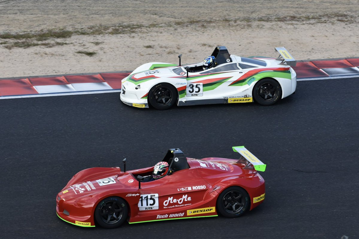 techworld2002's tweet photo. 🏁 MEC120岡山 レースレポート2🏁

今回はテックワールドから2台のVITAが参戦！

35号車
まこと君グラホ号テックワールド
MAKOTO選手 、妹尾選手はVITAポールからAma-Amaクラス優勝（VITA総合2位)でレースを終えましたが、もう一台の115号車も無事に完走しました😌

115号車
メメ いちご屋ROSSO テックワールド
NAO選手@ep82starlet_nao 
助野 光選手@motasuposuke 

【予選】
VITA総合P18/22  クラス P10/14

【決勝】
VITA 総合 P19
Ama-Ama クラス P12
完走🏁

こちらは長いレースを最後までしっかり走り切って完走！

テックワールドでは、

「本気で勝ちたい！」

というドライバーには、勝つためにとことん向き合います

一方で、

「レースを楽しみたい！」
「仲間と一緒にサーキットを楽しみたい！」

という方にも、その人に合った形でしっかりサポートします

速さを求める人も、楽しさを求める人も、レースに関わる理由はそれぞれ😌

だからこそ、その人がどうなりたいのかを聞いて、一緒に考えて、一緒に楽しむ！

それが自分がテックワールドで大切にしていることです😊

今回もNAO選手と助野選手とレース出来て楽しかったです
また一緒にレースしましょう🔥

耐久はいろいろとやる事も多いので、お手伝いしてくれた皆さん、そして応援してくださった皆さん、本当にありがとうございました🙇‍♂️