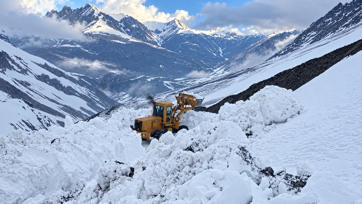BROindia's tweet photo. #BROIndia #ProjectHirak #ProjectShivalik #NationFirst #HarKaamDeshKeNaam

❄️ *Early Snowfall, Unwavering Resolve!* 🇮🇳

As early snowfall blankets the Himalayan heights, BRO warriors brave biting winds, freezing temperatures and unforgiving terrain to clear snow and keep vital roads open, ensuring that connectivity continues against all odds.

The snow may cover the roads, but it can never dampen the spirit of our BRO warriors! 🫡

*BRO — Where every cleared road is a triumph of courage, commitment and service to the Nation.*

JAI HIND! 🇮🇳
@rajnathsingh 
@SethSanjayMP 
@adgpi 
@SpokespersonMoD 
@PIB_India 
@ANI 
@ians_india