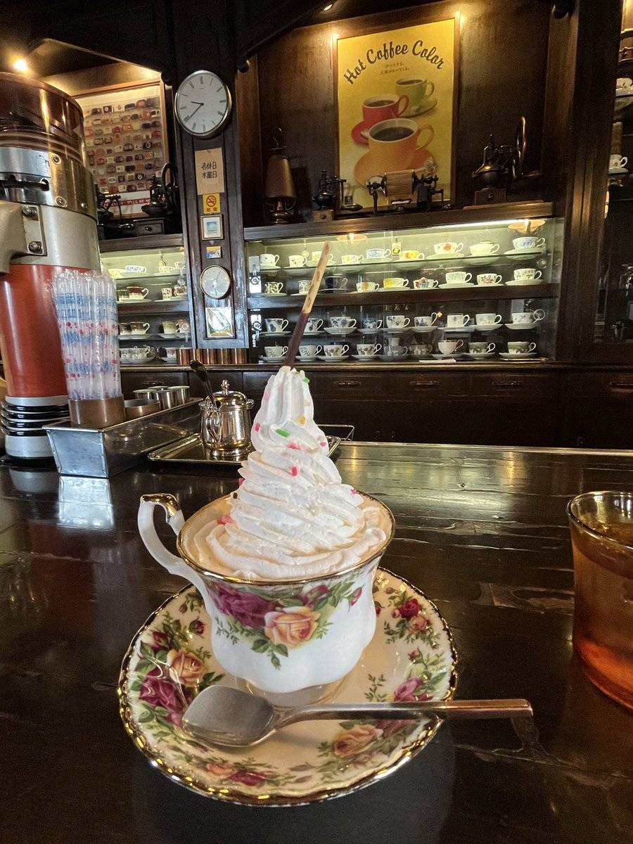 picogram_pg's tweet photo. 今日は自分を可愛がるための場所に来た
昔ながらの喫茶店
雰囲気の良いお気に入りのお店
ジュエリーやルースも自分を癒す物の一つだけど、こういう落ち着ける場所も大切だよね🫶✨
本日のオーダーはウインナーコーヒー☕️ https://t.co/TW2yygUe0w