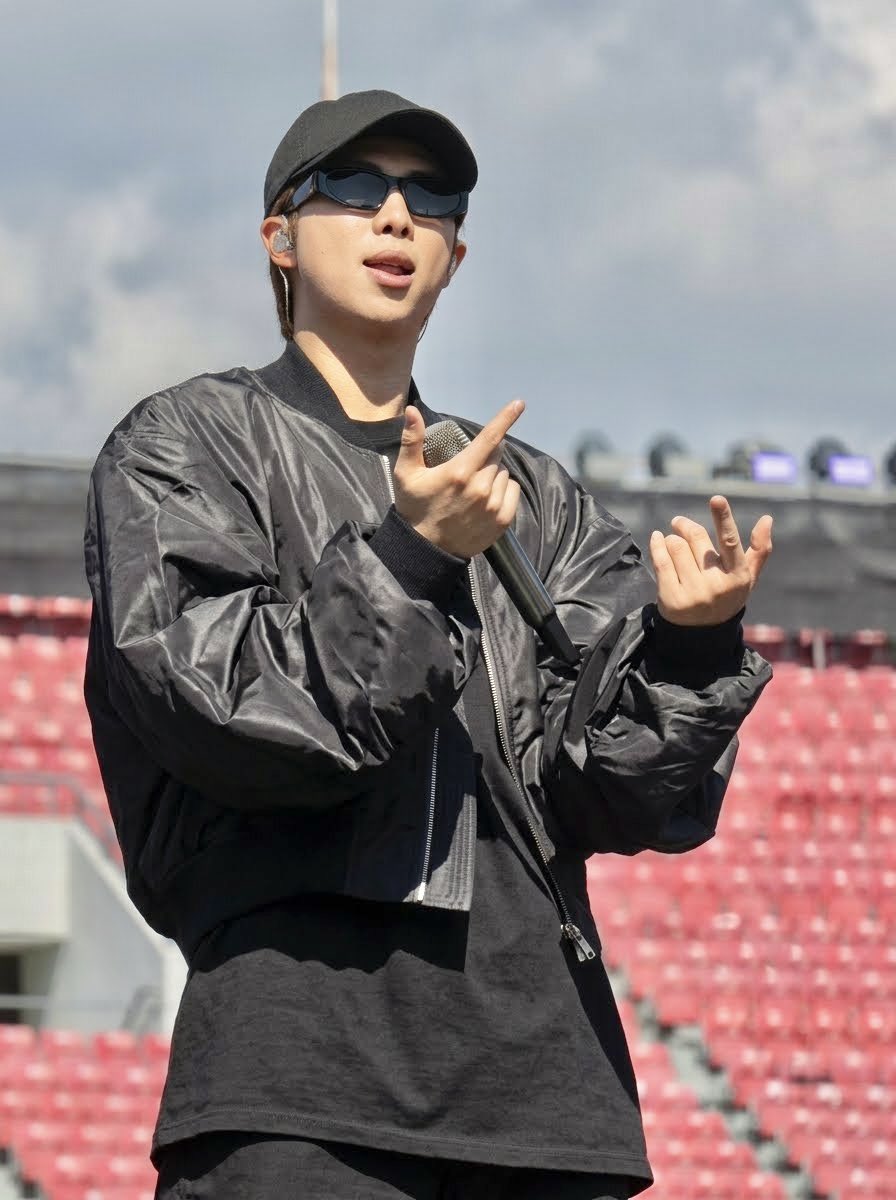 DixieJoon7's tweet photo. Kim Nam-joon #RM Santiago Chile Day 1, soundcheck 10/14/26
1: https://t.co/Dlra4NYs0M