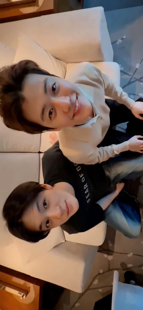 puppyhouselee's tweet photo. ชีไปเรียนภาษาที่ญี่ปุ่นคนเดียวสามอาทิตย์ ไม่เกี่ยวกับตารางงาน ไปช่วงว่าง ไปกินอยู่ที่นั่นคนเดียวเพื่อเรียนภาษา ปกติโทรคุยกันทุกวัน เจอกันทุกวัน เดตกันก็บ่อย ไปดูหนัง ไปกินข้าว ไปขับรถเล่น ไปทะเล ละพอคนนึงไม่อยู่มันก็ไม่ไหวอะ โทรหากันว่าอยากมาหาไหม อีกคนบอกโอเค ไม่มีลังเล ซื้อตั๋วเครื่องบิน บินตามไปหาเลย มาเองคนเดียว เพื่อให้ได้เห็นหน้ากัน เจอกัน ไปเดตกัน ป้าขอเรียกสิ่งนี้ว่าความรัก ถึงจะซึนๆ เขาเมมเบอร์โทรศัพท์ว่าคนไม่มีอารมณ์ แต่รักมากนะเว่ยน่ะ เป็นคนอื่นอย่าว่าแต่บินไปหาเลย ออกจากบ้านมันก็ไม่ออก ㅠㅠ❤︎ คิดถึงจัง แล้วชีขี้อวดด้วย เดตกันแต่ละทีต้องมาบอกให้รู้ แฟนนุ้พาไปเดตแหละ 🫣🤭