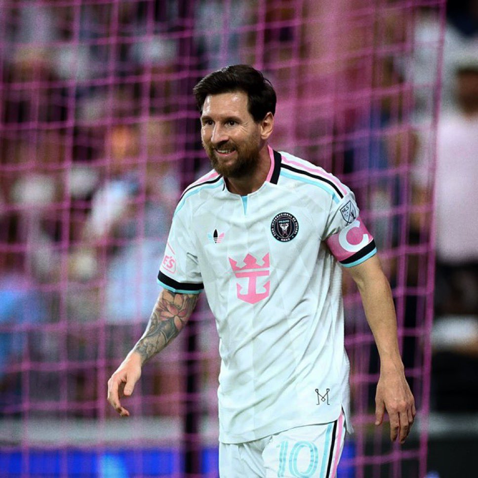 Debbybruno3's tweet photo. 1000 goals, 500 assists will be insane https://t.co/FFBJQ8Y8qU