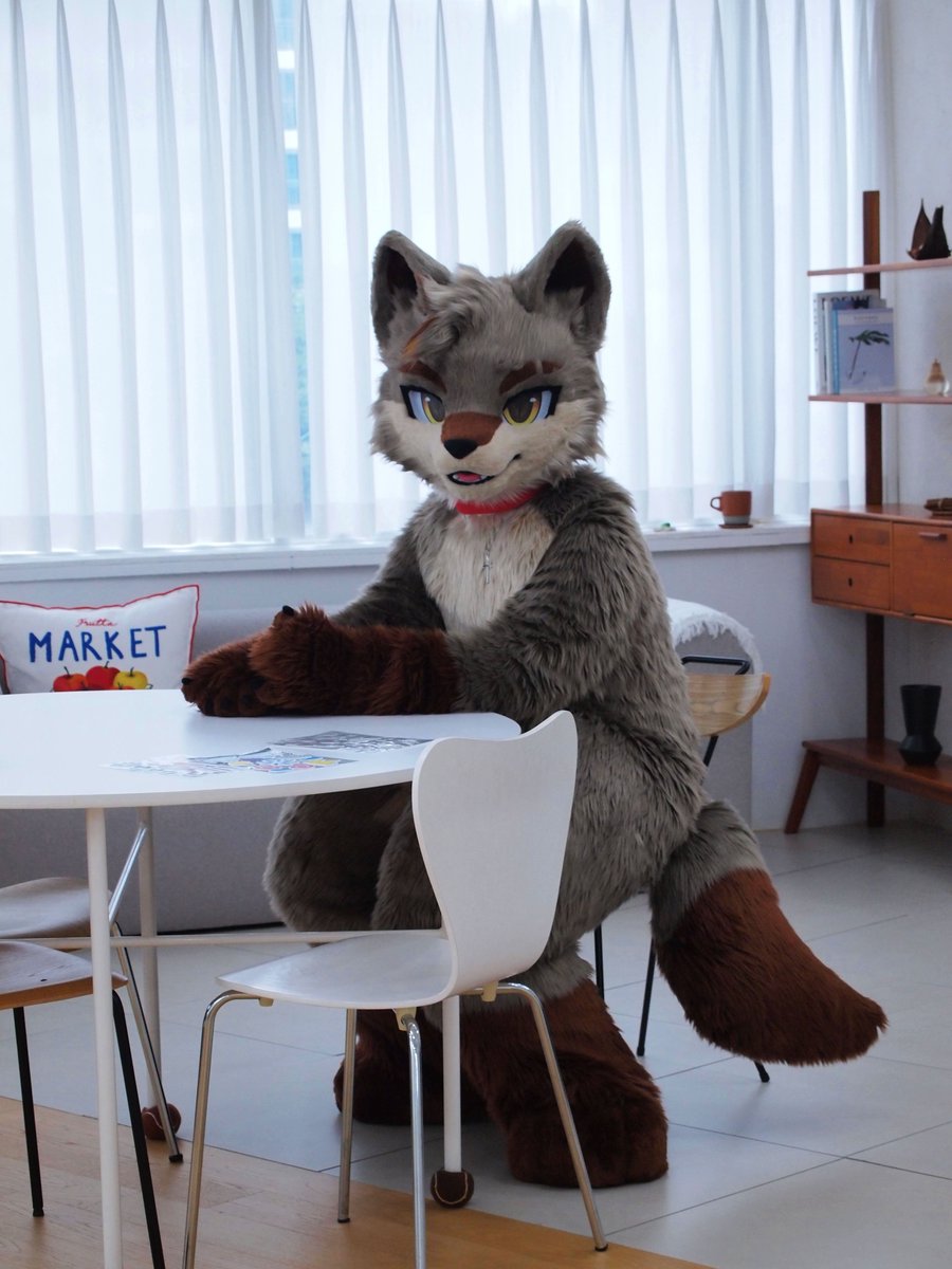 Erie_on_coyote's tweet photo. (내 얼굴에 뭐 묻었남...)
                   O
                       o
#fursuiteveryday https://t.co/FhptRMo9cW