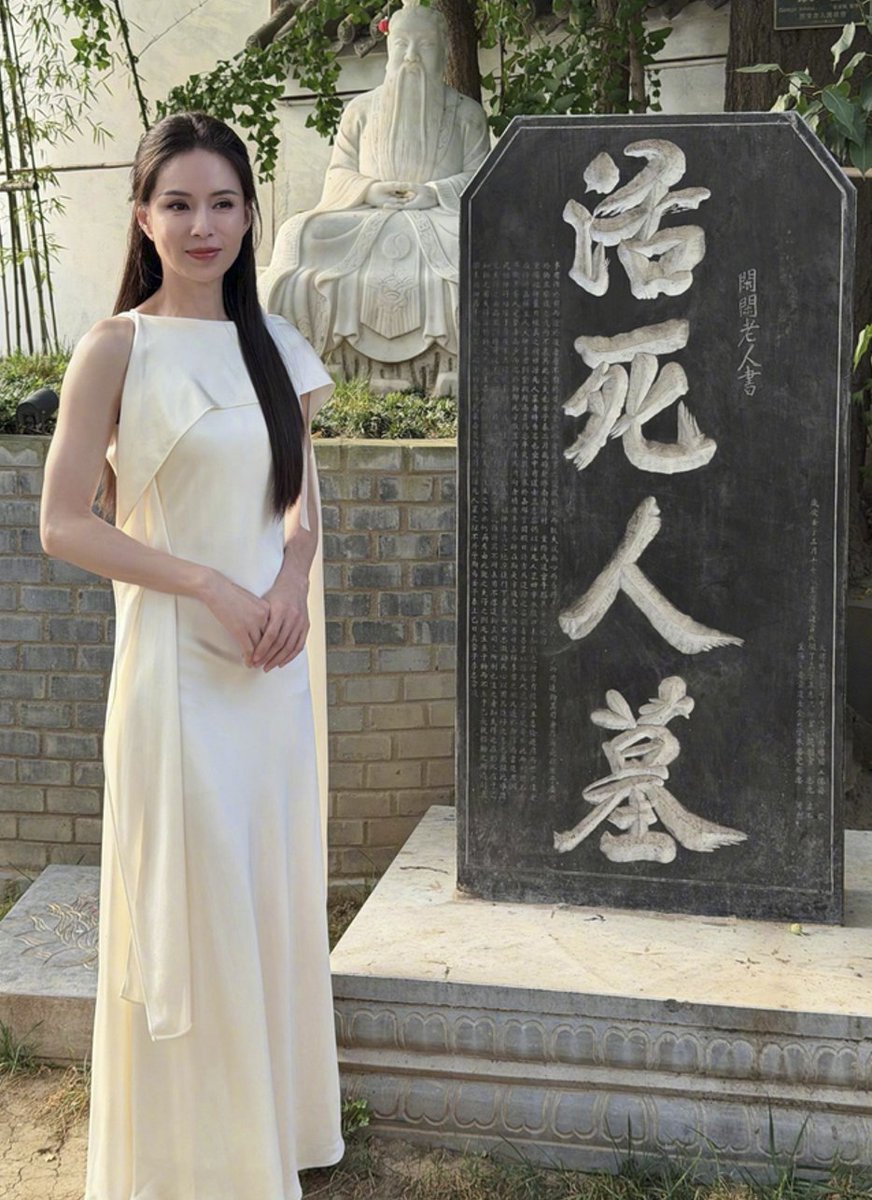 oddbed13's tweet photo. 60岁李若彤重回终南山！

古墓派功法果然能驻容颜不老! https://t.co/bhbQ8DvUxD