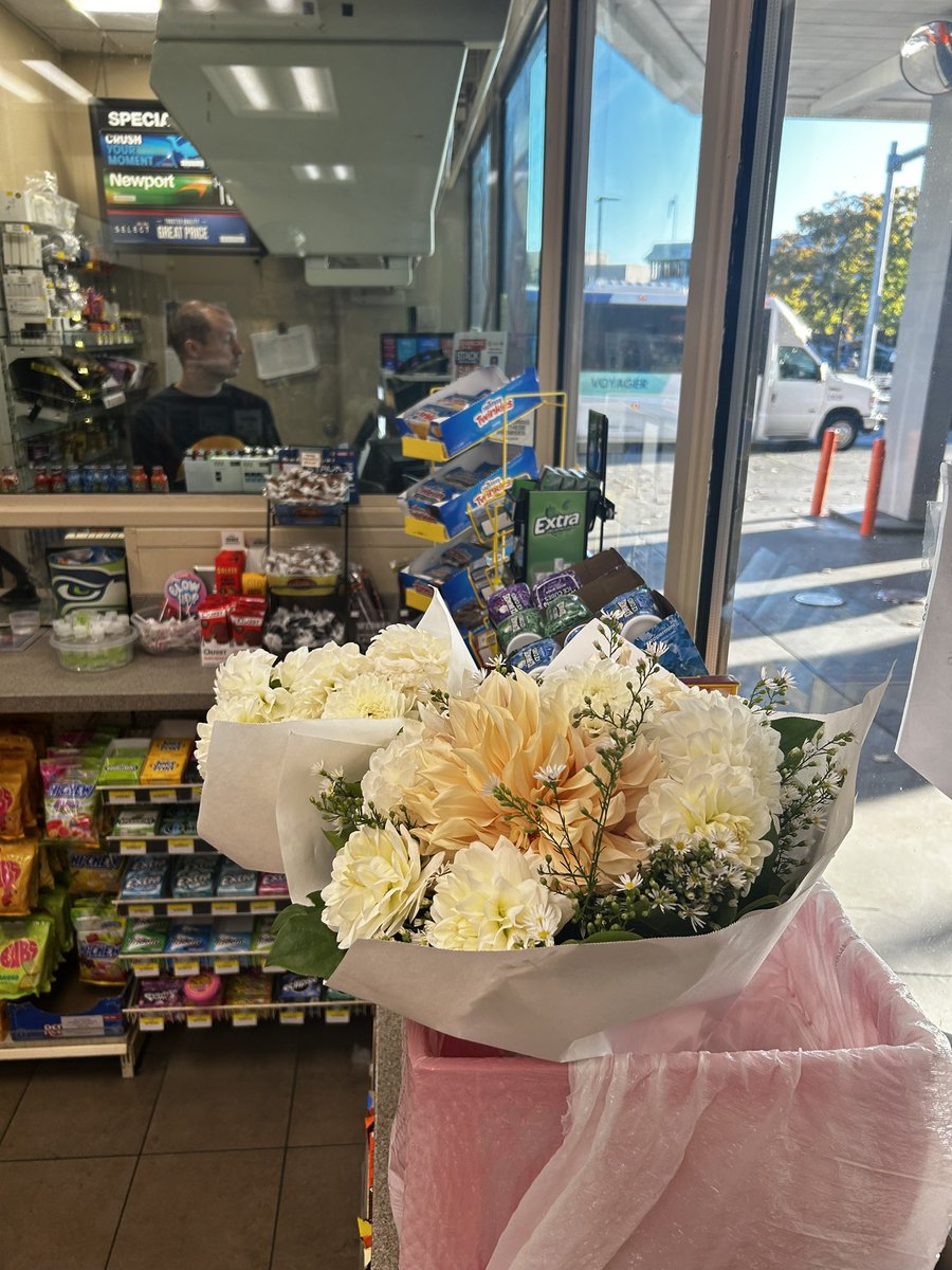 MichelleKOMO's tweet photo. Remembering Gas Station Mgr gunned down at station minimart Tuesday near Space Needle - Graeme Dobbeck - identified by his family - Dad wants to tell suspect his sons story and wants justice Story next on KOMONEWS @komonews https://t.co/vge6ElNtlY