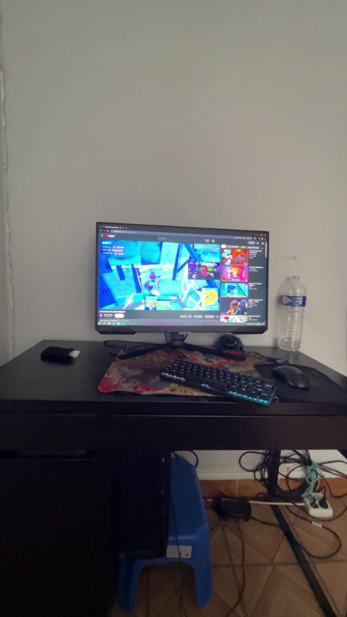 mhdafrotrap3's tweet photo. voici mon setup j’espère un max de like https://t.co/MYSEep5EF9