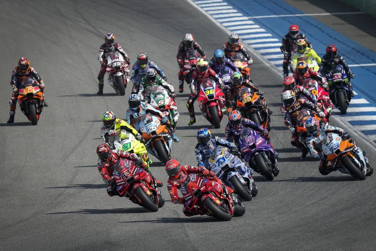motorbikejp's tweet photo. 【英国】CFMOTO、MotoGP参戦計画を明言　イタリア・リミニにレース専用技術拠点を新設

CFMOTOがイタリア・リミニにレース専用の技術センターを立ち上げ。ドゥカティの本拠地ボローニャから1時間余りの距離で、既存の研究開発・工業デザインチームと並ぶ形で運営される。

現在Moto3・Moto2に参戦する同社は、モータースポーツ部門のゼネラルマネージャー、サマンサ・リュウ氏がMotoGPプロジェクトの存在を認めた。ただし同拠点はMotoGP専用ではなく、複数のレース活動を支える位置付けで、時間をかけて取り組む姿勢を示している。

MotoGPには現行5メーカーが2031年までの商業契約を結んでおり、短期での参戦は難しいとVisordownは指摘。スーパースポーツ世界選手権で好調のZXMOTOもMotoGP参戦に関心を示しているとされ、中国メーカー初の座を争う構図に対し、リュウ氏は「自社のペースで進める」と回答した。

WorldSBK参戦も噂されており、212馬力のV4 SR-RRは6月に中国製内燃機関バイクの最高速記録となる196.2mph（約316km/h）を樹立。同氏は現時点ではストリートモデルとしての開発に注力しているとした。

※英文記事
https://t.co/apeNUyeVcq