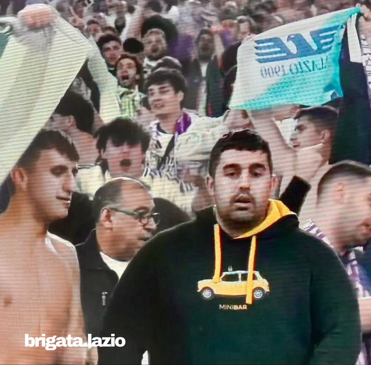 UltrasPresent's tweet photo. Banderas de la Lazio 🔵⚪️ y de los IRRIDUCIBILI (Ultras Lazio) entre los aficionados Madridistas 🟣⚪️🇪🇸desplazados al Estadio Olímpico de Roma 🇮🇹

AS Roma - Real Madrid CF.
#ChampionsLeague https://t.co/yvWdcKOhhm