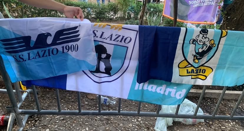 UltrasPresent's tweet photo. Banderas de la Lazio 🔵⚪️ y de los IRRIDUCIBILI (Ultras Lazio) entre los aficionados Madridistas 🟣⚪️🇪🇸desplazados al Estadio Olímpico de Roma 🇮🇹

AS Roma - Real Madrid CF.
#ChampionsLeague https://t.co/yvWdcKOhhm
