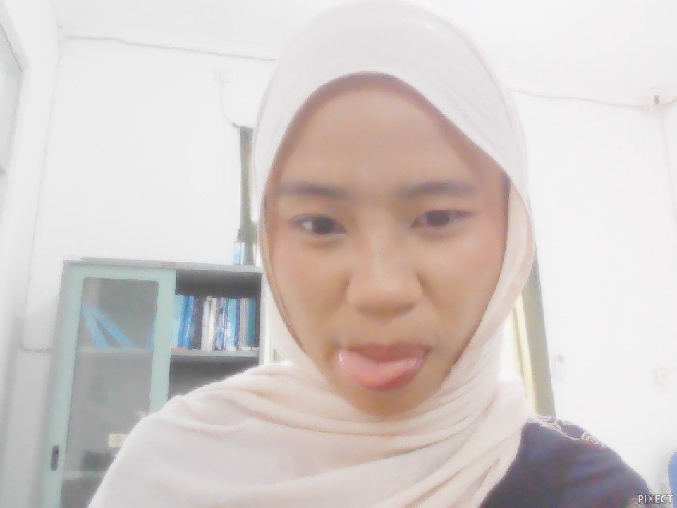 fluffpoh's tweet photo. zuzurly mls membawa laptop https://t.co/uinOVlFhjL
