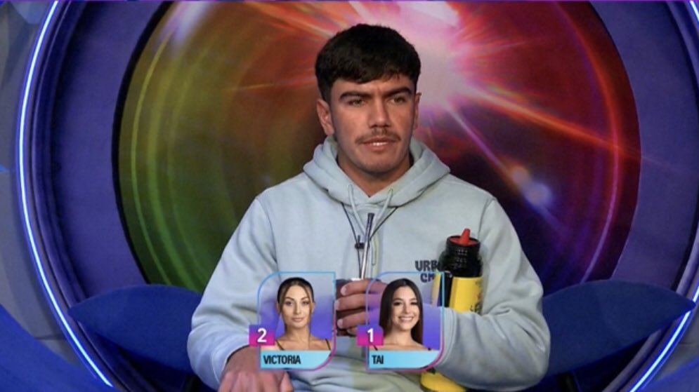 BancandoTatoski's tweet photo. este pibe esta TAN pero TAN perdido que siempre termina nominando a los que NADIE nomina JJAKAKSA
#GranHermanoUY https://t.co/4RpFJhWYnS