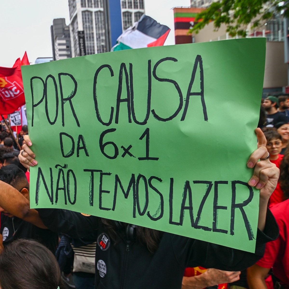 bchartsnet's tweet photo. UMA TRAVESTI PRETA E UM GAY PRETO LIDERARAM O MOVIMENTO PELO FIM DA ESCALA 6X1, QUE TEVE PEC APROVADA HOJE NO SENADO. HISTÓRIA‼️ https://t.co/o1lnCw0wEW