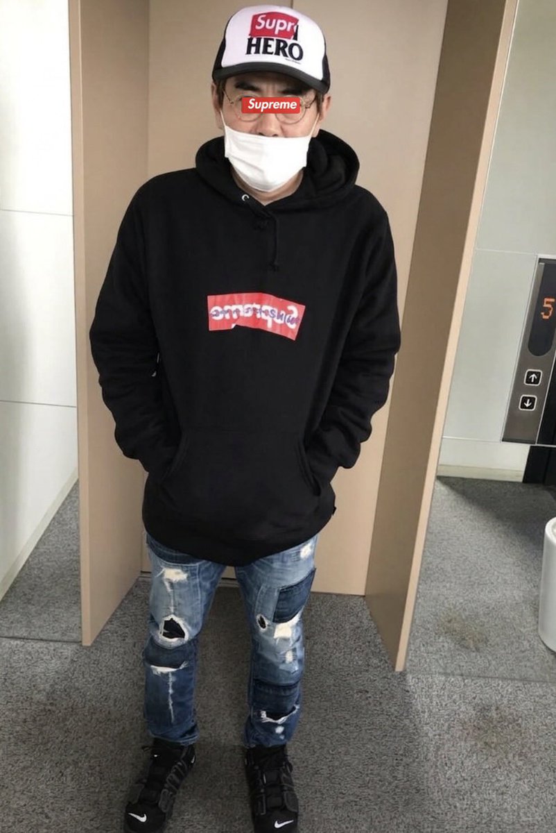 S_industrial66's tweet photo. 原宿で用事を済ませた後、せっかくなのでゴローズの新規並びを見行くことに‼️
後輩たちの激励に行くぞ〜〜٩( ᐛ )و✨

並びの横を歩いていると、なんと目の前からゴローズ仲間のモッピーさん登場😳❗️
先日のゴローズオフ会ではお世話に…..と思ったら、ななななんと‼️
その後にレジェンドゴローザーのMASAさんもきたぁぁぁぁッッッ‼️‼️😱😱🔥🔥💥
なにこの神すぎる偶然〜ッッꉂꉂ(≧▽≦)爆笑
（あぶねー💦今日バッチリ服装キメておいてよかった〜〜〜汗汗😅）

そんなお二人と並びを見ながら、
『今日は1000人いきますかねぇ⁉️笑』 
『初回突破できずに30回外れる子もいるそうですよー(・∀・)汗』
…なんて、しばらく談笑しちゃいました〜✨ （※並びの皆さんが真剣な中、先輩風吹かせてゴメンなさいッッッ🙇‍♂️💦汗）

さて、前置きはここまで👊
今回はゴローズ初心者のために、【ゴローズにバチッと合うファッション】についてレクチャーしちゃいます😉✨✨

まず服装は断然……Supreme‼️‼️👍🔥 裏原といったらコレで決まりだよね〜ッッッ✨✨
ストリートとゴローズの相乗効果はバッチリ👌 シュプのパーカーにゴローズを合わせれば、見た目は完全にキムタクだね😉✨（←何言ってんだか笑笑）

次に腕時計は……ROLEX一択‼️‼️✨ 
これもキムタクの影響が大きいのかなぁ〜🤔💭 実際、並びの大半の人がロレックス着けてるよね〜👍✨
たまにApple Watchとか着けてる人もいるけど……う〜〜〜ん😅😅
正直、安い時計は着けないほうが無難かな（苦笑💦） ゴローズの圧倒的な高級感・迫力に負けちゃいますからねッッッ‼️✨

さ〜〜〜て‼️今日もロレックス・ゴローズ・シュプリーム、男の三種の神器✨でバッチリ決めてお出かけだ〜〜〜〜ッッッ🚗💨✨✨
