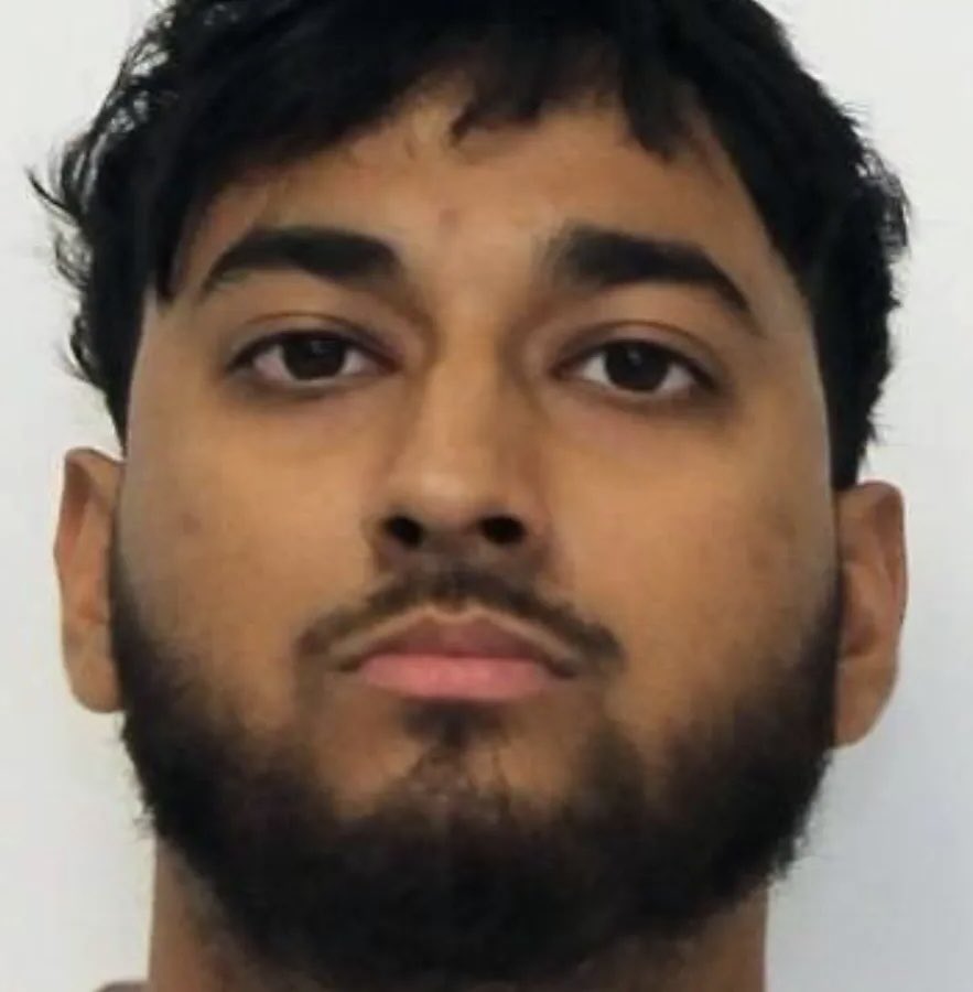 NathsnCooke's tweet photo. Toronto police say a 24-year-old man allegedly posed as a Grade 12 student, entered a Toronto school and sexually assaulted two students.

Shaffat Hussain of Toronto has been charged with sexual interference and two counts of sexual assault. 

Police believe there may be additional victims. Anyone with information is asked to call 416-808-4100.