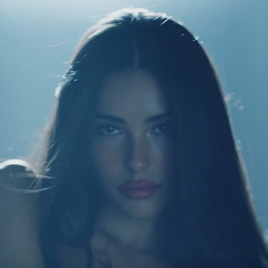 madisonchart's tweet photo. ‘locket deluxe’ has surpassed 1 billion streams on Spotify. https://t.co/Kvla9nFDIg