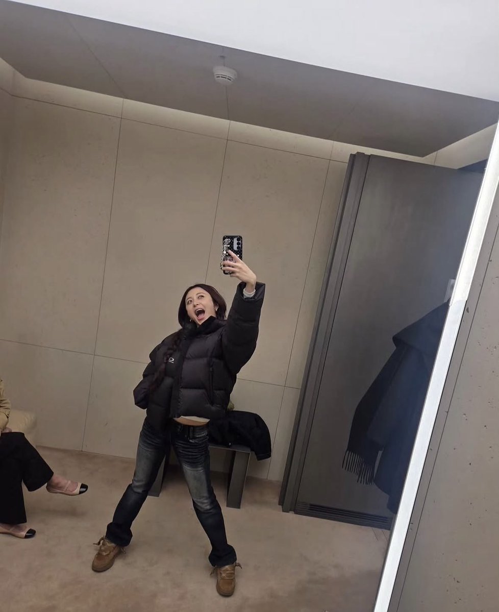 jenaissante's tweet photo. i love whatever is wrong with her https://t.co/jIE2bkCsDS
