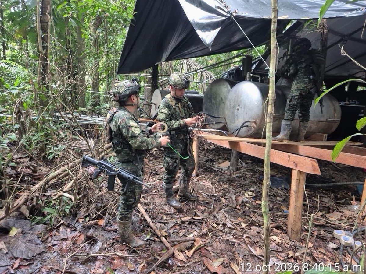 ABDELAESPRIELLA's tweet photo. En San Miguel, Putumayo, el Ejército destruyó un laboratorio para procesar cocaína de los Comandos de Frontera (E48). Fueron hallados 1.170 de cocaína y 1.508 en proceso, 8.686 galones de insumos líquidos, 3.025 kg de insumos sólidos, equipos y otros elementos. Afectación económica estimada: $14.625.930.000.

Además, en el Pacífico central, durante la operación combinada Tridente 27-1 con Estados Unidos, la Armada, en coordinación con la Policía y la DIRAN, interceptó una Go-Fast. Capturó a tres narcotraficantes e incautó 1.460 kg de cocaína y 407 gramos de marihuana.

Cerca de cuatro toneladas en un día. 

Con la ayuda de Dios y de nuestra Fuerza Pública, vamos a acabar con el cáncer de la droga. 

¡Firme por la Patria! 

¡Que viva Cristo Rey!

(A.D.L.E) 🇨🇴 🐅