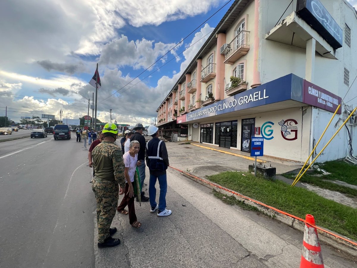 senafrontpanama's tweet photo. Unidades del SENAFRONT, en conjunto con otras instituciones, inspeccionaron el Hotel Dos Continentes en Penonomé, donde detectaron graves daños estructurales. El inmueble fue declarado “NO HABITABLE” por el riesgo que representa para la población.

DIOS Y PATRIA 🇵🇦 https://t.co/r9V7g3Ayrq