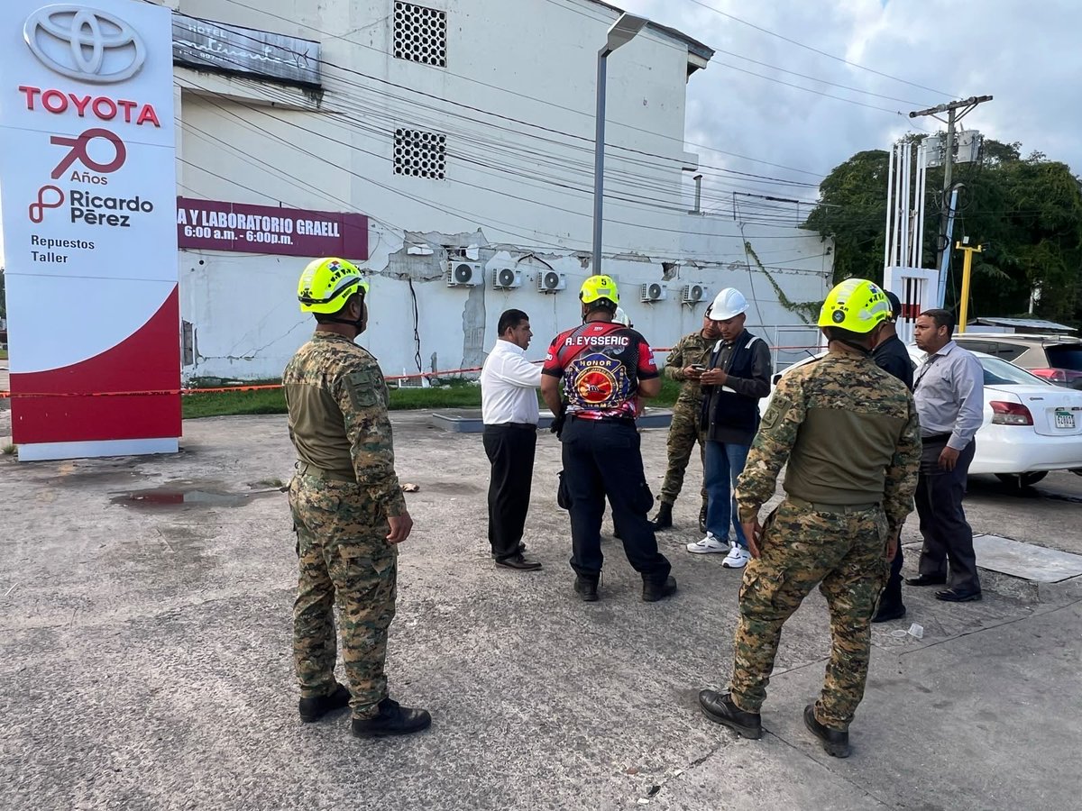 senafrontpanama's tweet photo. Unidades del SENAFRONT, en conjunto con otras instituciones, inspeccionaron el Hotel Dos Continentes en Penonomé, donde detectaron graves daños estructurales. El inmueble fue declarado “NO HABITABLE” por el riesgo que representa para la población.

DIOS Y PATRIA 🇵🇦 https://t.co/r9V7g3Ayrq