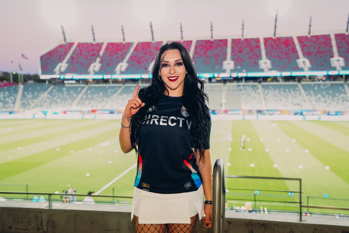 sandiegofc's tweet photo. La Primera en la casa 💙

Two-time @WWE Women's World Champ Stephanie Vaquer stopped by for an SDFC match ahead of Monday Night RAW on Oct. 19! https://t.co/zdjfuUTxqo