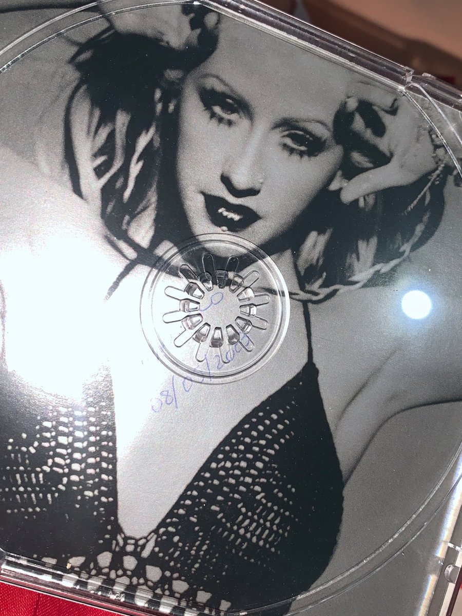 roquesanteiros's tweet photo. e esse cd da xtina que eu comprei o antigo dono colocou o nome dele em 4 lugares diferentes que odio https://t.co/PFQ6TbhvWE