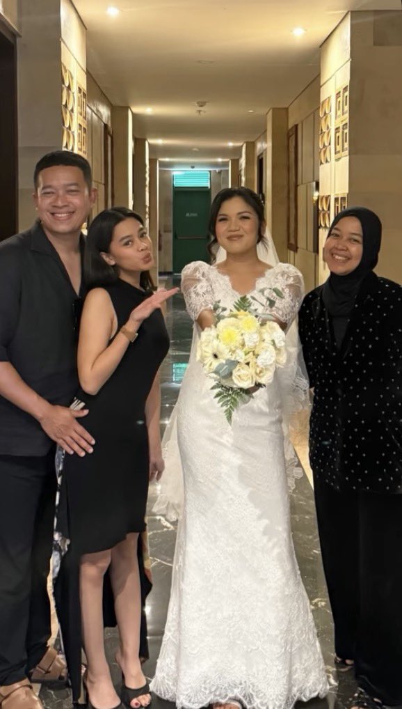 sukagabutgt's tweet photo. aqeela &amp; fams kondangan edition😆🫶🏻🫶🏻 https://t.co/NlLpEOeepz