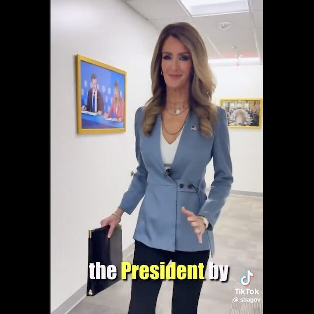 Miilfywayz's tweet photo. she is def a reptilian.. https://t.co/SCn813WD6g