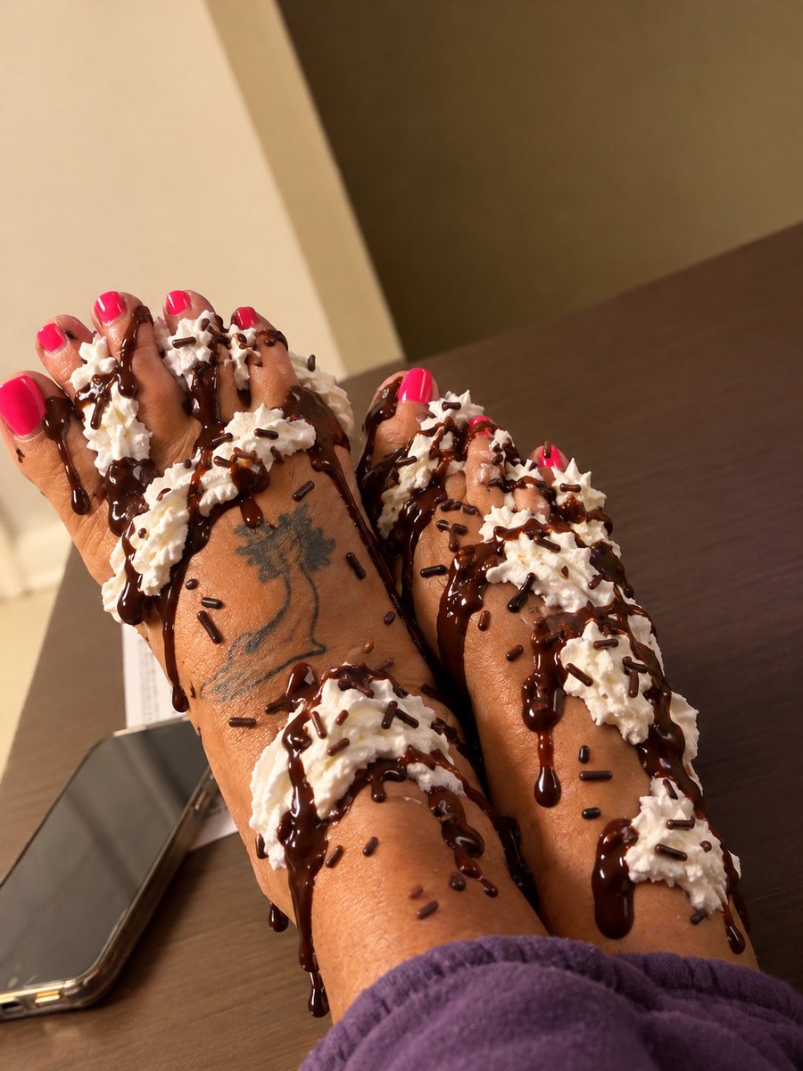 MichelleGoesfip's tweet photo. @FeetFinder Someone please pay for my pedicure😜 https://t.co/7NuaN4BhRV