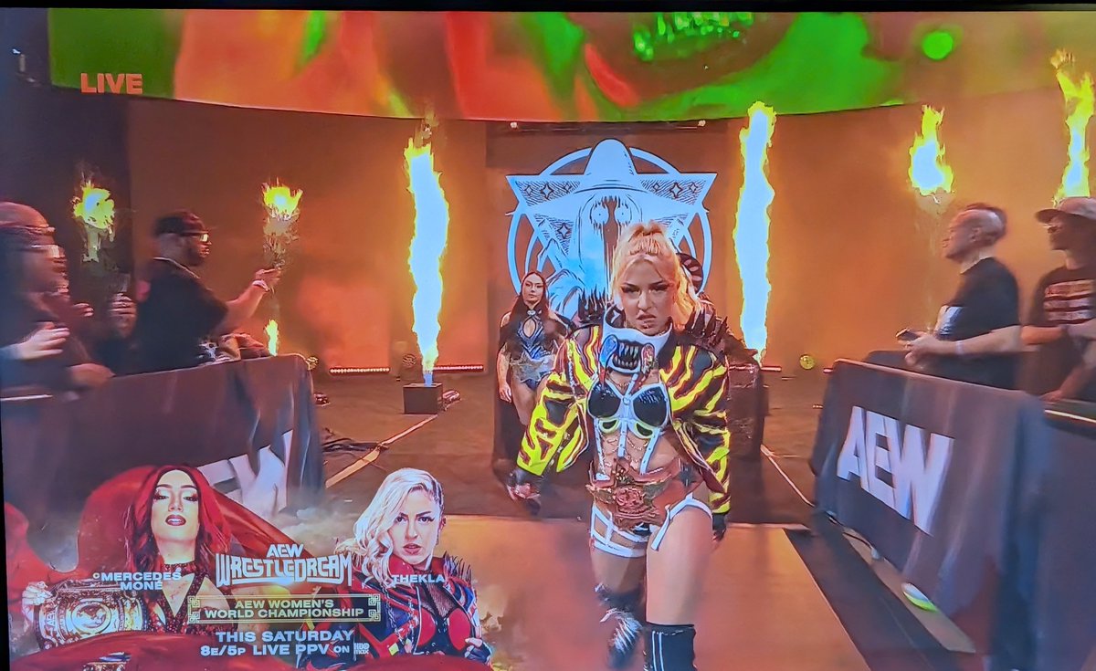 oralcarter's tweet photo. #DivineDominon &amp; #AEW Women's World Champion #MercedesMone vs #TriangleOfMadness 

Entrances 

#AEWDynamite https://t.co/CrvtU59iUq
