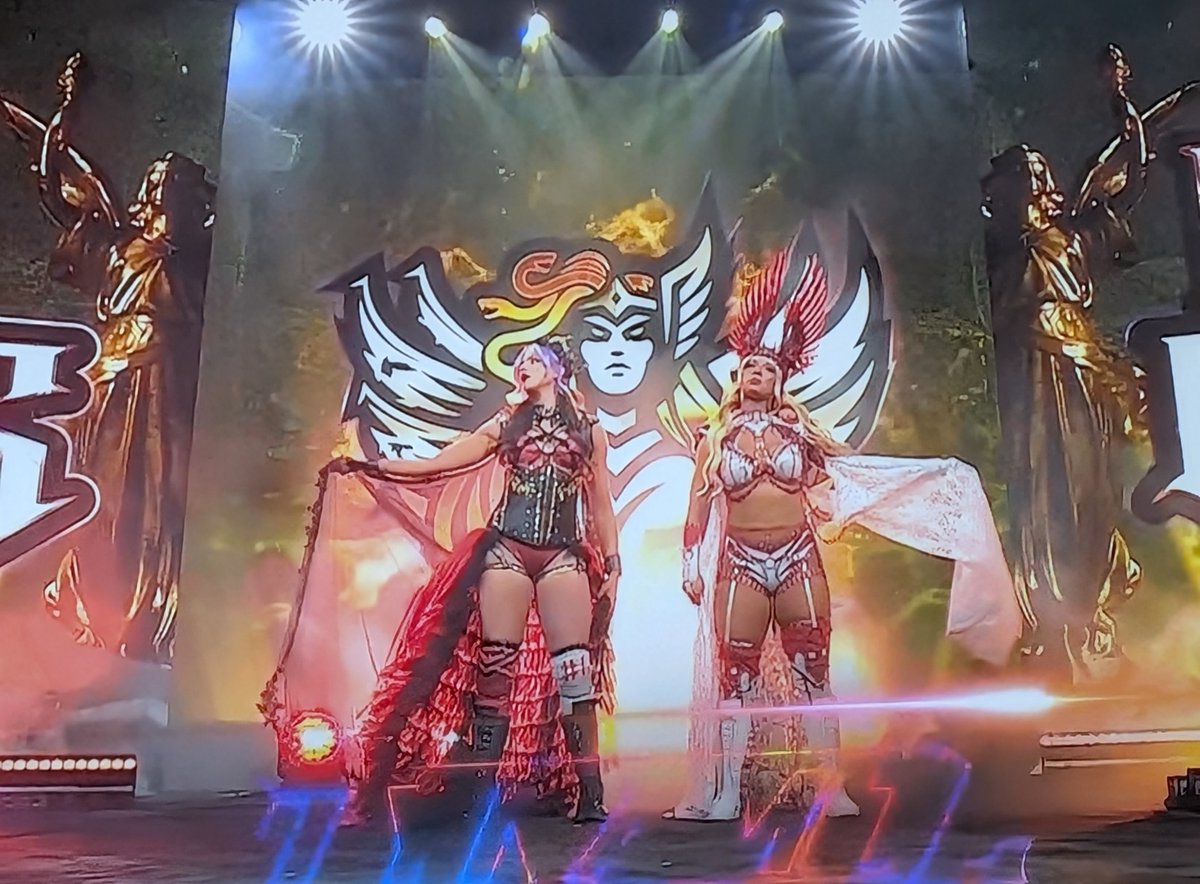 oralcarter's tweet photo. #DivineDominon &amp; #AEW Women's World Champion #MercedesMone vs #TriangleOfMadness 

Entrances 

#AEWDynamite https://t.co/CrvtU59iUq
